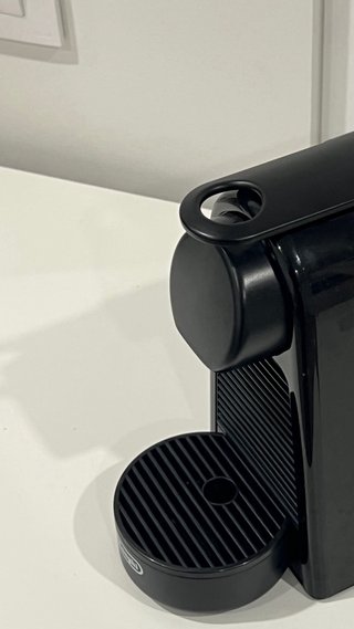 Cafetera Nespresso Delonghi Negra