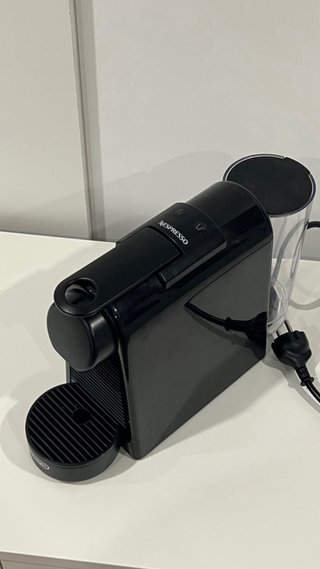 Cafetera Nespresso Delonghi Negra