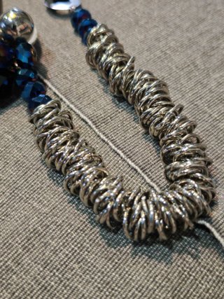 Collar asimétrico metal y cristales azules