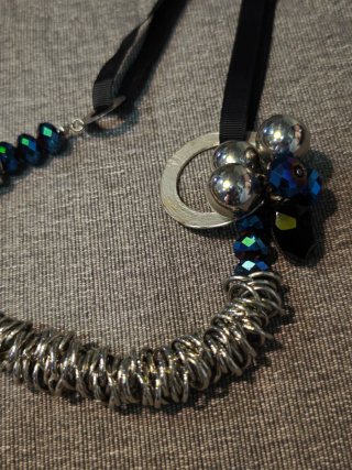 Collar asimétrico metal y cristales azules