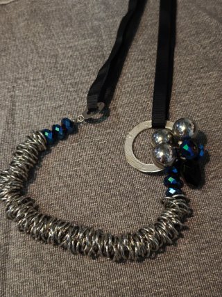 Collar asimétrico metal y cristales azules