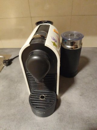 Cafetera Nespresso Krups XN260 + Aeroccino