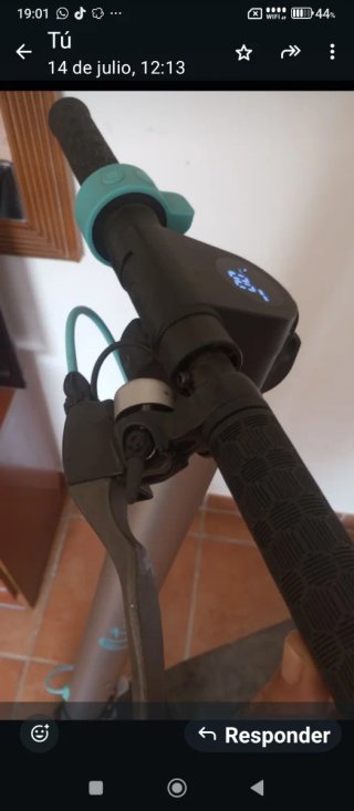 Patinete eléctrico plateado sin cargador 700w