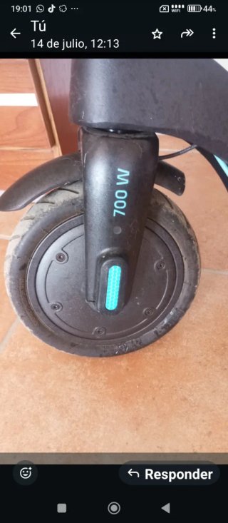 Patinete eléctrico plateado sin cargador 700w