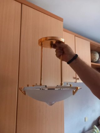 Lámpara de techo dorada y blanca