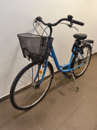 Bicicleta paseo azul con cesta
