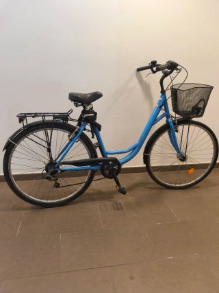 Bicicleta paseo azul con cesta