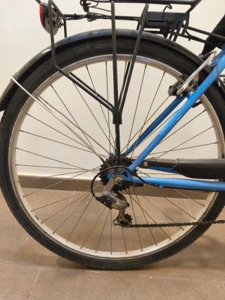 Bicicleta paseo azul con cesta