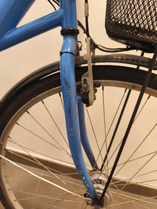 Bicicleta paseo azul con cesta