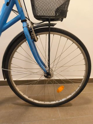 Bicicleta paseo azul con cesta