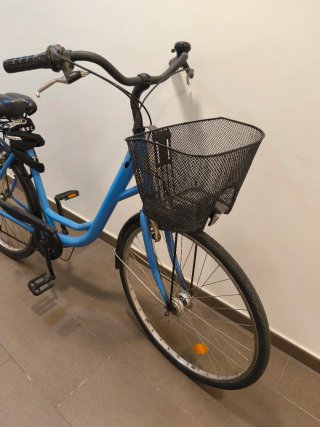 Bicicleta paseo azul con cesta