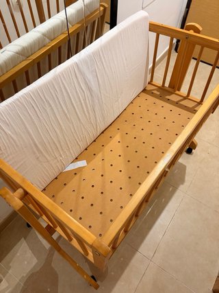 Minicuna de madera con ruedas