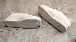 Zapatillas blancas con detalles rosa