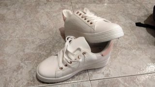 Zapatillas blancas con detalles rosa