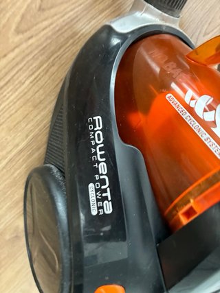 Aspiradora Rowenta naranja y negra