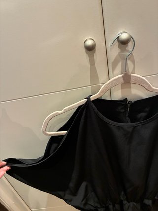 Vestido negro manga murciélago hombro descubierto
