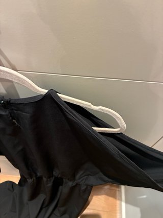 Vestido negro manga murciélago hombro descubierto