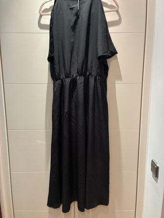 Vestido negro manga murciélago hombro descubierto