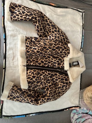 Chaqueta de leopardo con forro de borrego