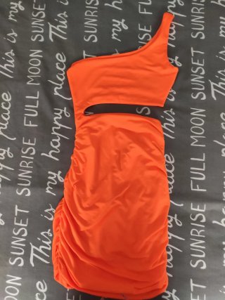 Vestido naranja cut-out asimétrico