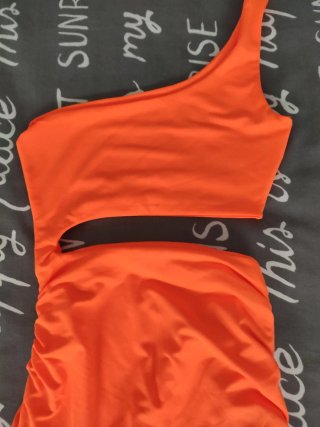 Vestido naranja cut-out asimétrico