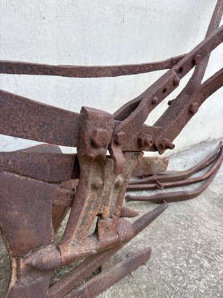 Arado antiguo de labranza oxidado