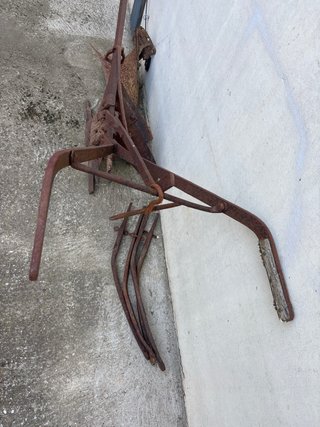 Arado antiguo de labranza oxidado