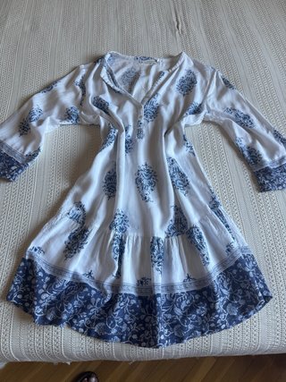 Vestido blanco y azul estampado