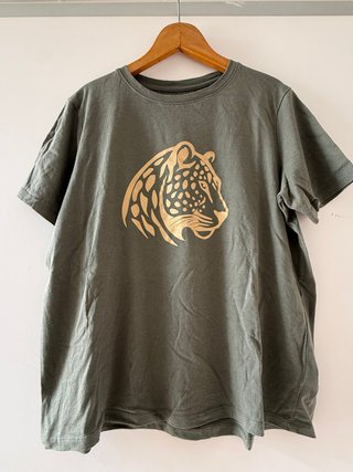 Camiseta verde con estampado de leopardo dorado