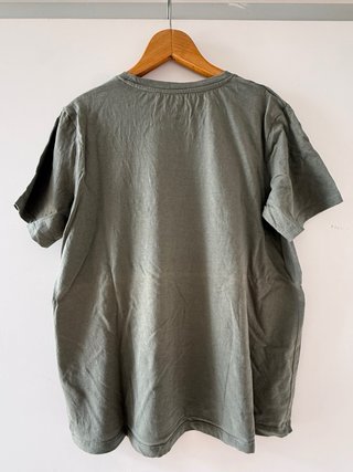 Camiseta verde con estampado de leopardo dorado