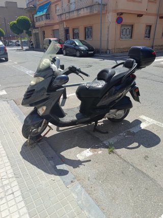 Kymco 150 Maxi Scooter Negra