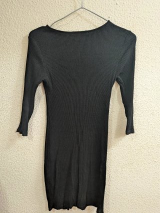 Vestido de punto negro con abertura