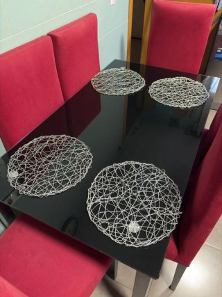 Mesa y 6 sillas comedor rojas