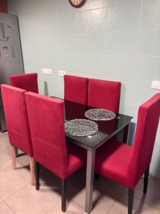 Mesa y 6 sillas comedor rojas