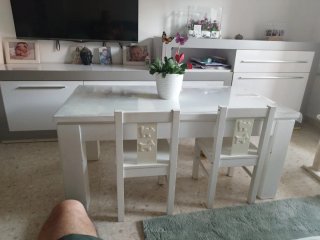 Mesa y 2 sillas infantiles blancas
