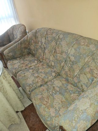 Sofá y sillones de tela floral