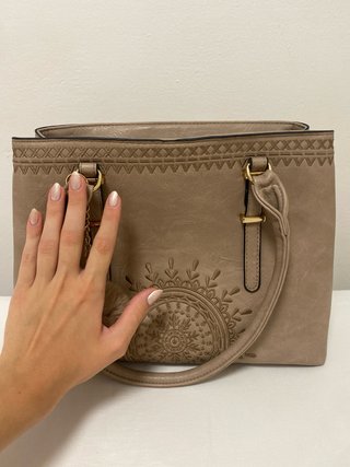 Bolso tote de piel beige con detalles en dorado