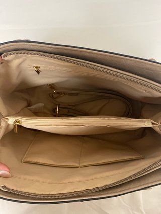 Bolso tote de piel beige con detalles en dorado