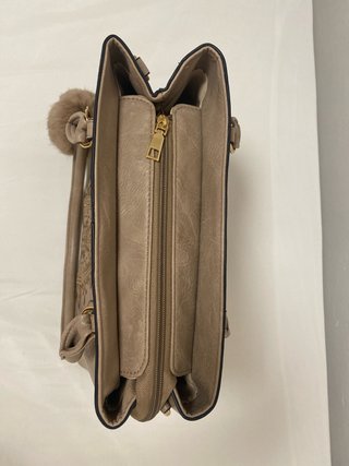 Bolso tote de piel beige con detalles en dorado