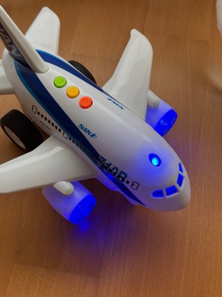 Avión de juguete con luces y movimiento