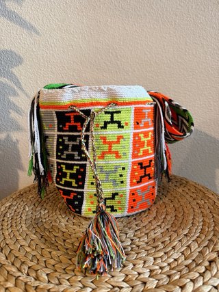 Bolso étnico multicolor con cordón