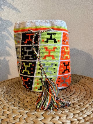 Bolso étnico multicolor con cordón