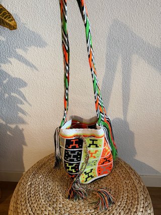 Bolso étnico multicolor con cordón