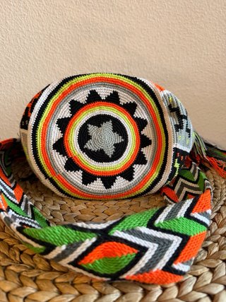 Bolso étnico multicolor con cordón