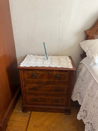 Mesita de noche de madera