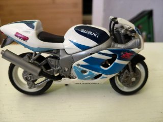 Maisto 1/18 Suzuki GSX-R750 SRAD