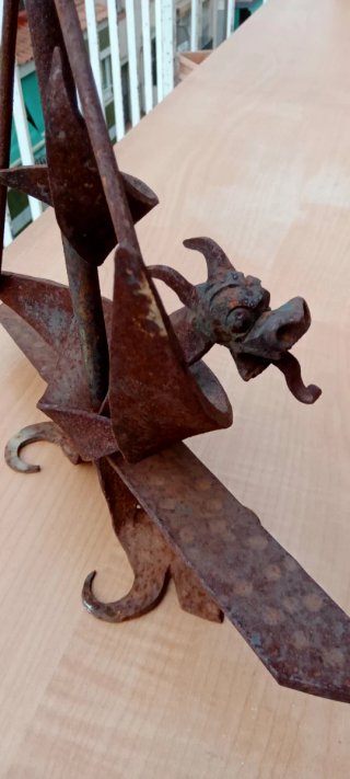 Antiguo dragón de forja, hierro trabajado a mano