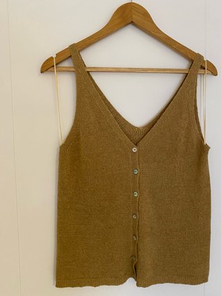 Camiseta tirantes marrón botones