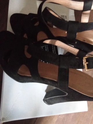 Sandalias negras con detalles dorados