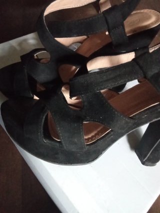 Sandalias negras con detalles dorados